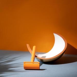 Shoreline shaving reusable razor